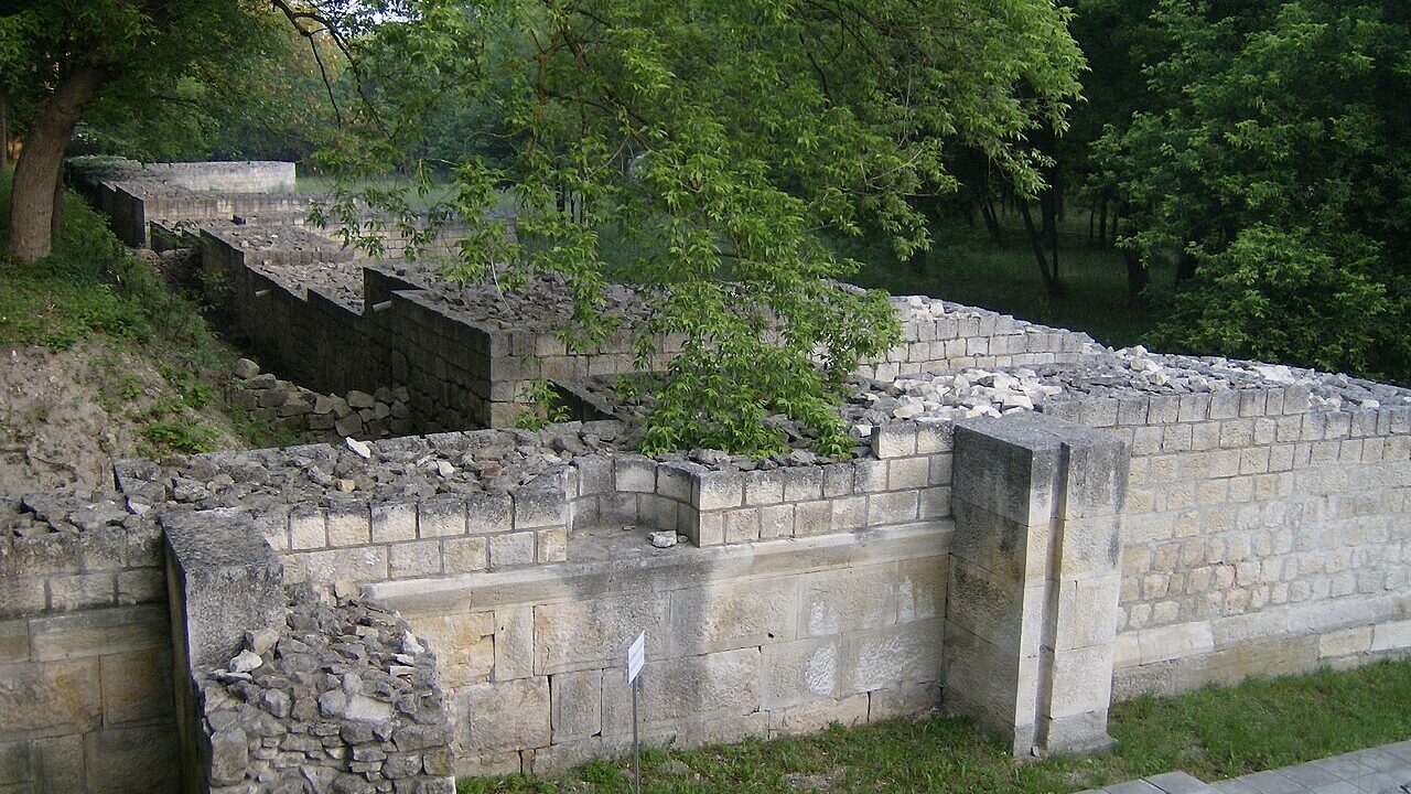Крепостните стени на Абритус край Разград