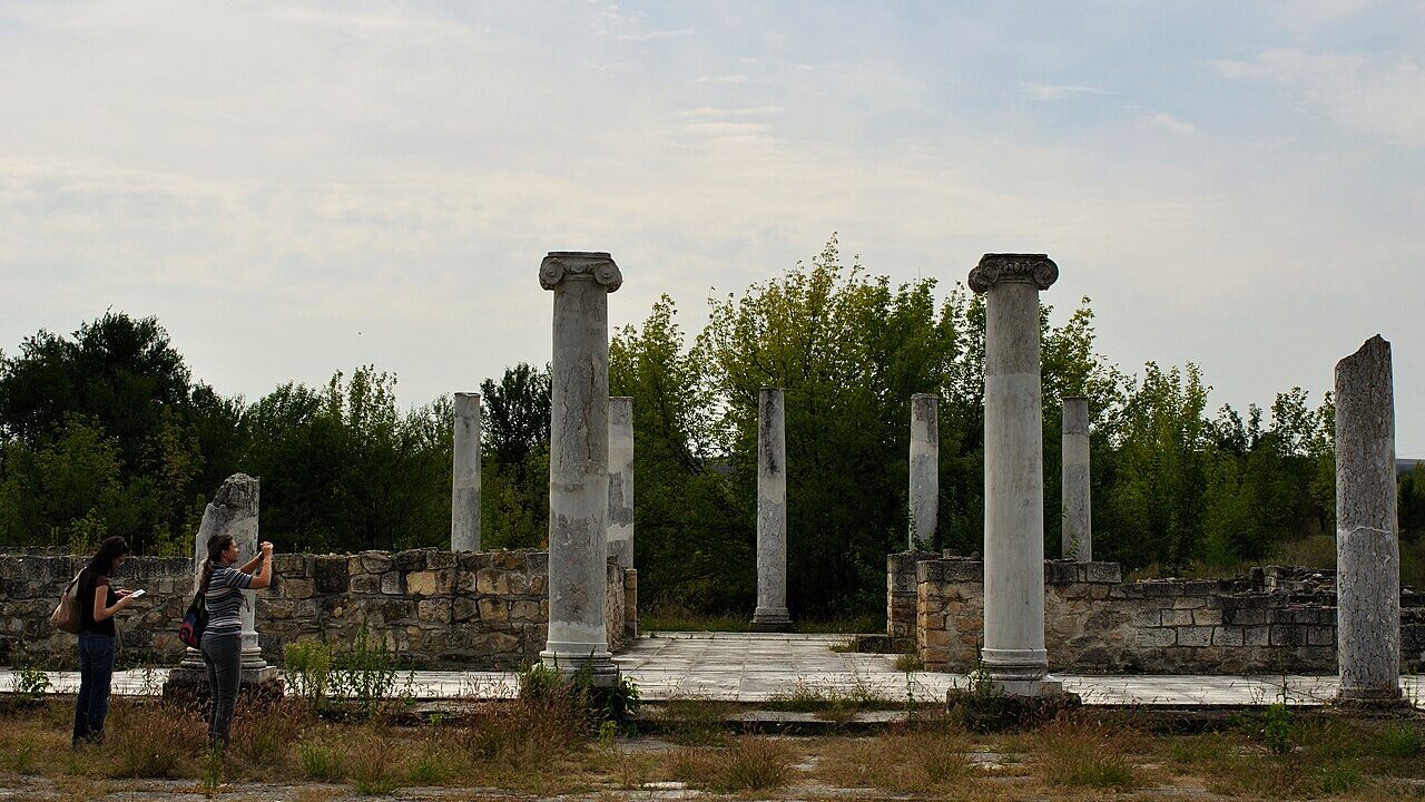 Колони в археологическия резерват „Абритус“