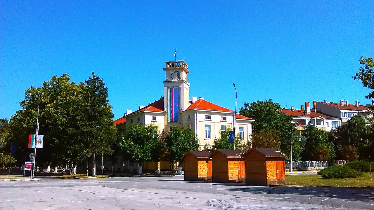 Сградата на Община Кубрат