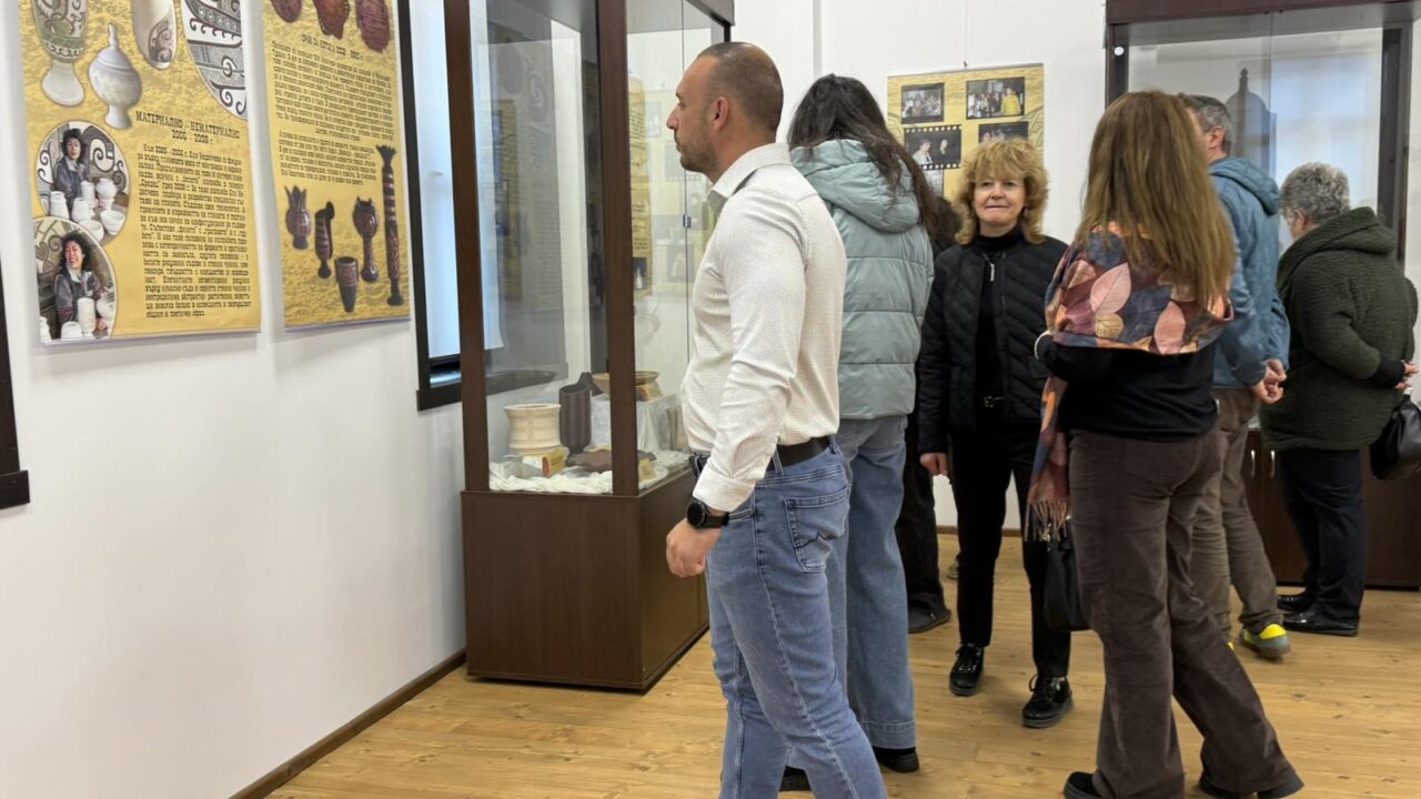 Керамични изделия от глина в изложбена зала