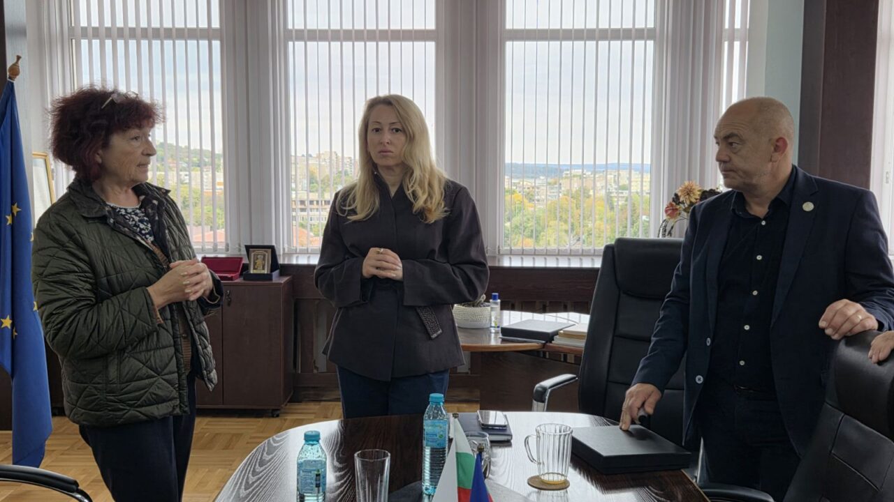 Млади доброволци на Българския младежки Червен кръст на обучение по първа помощ
