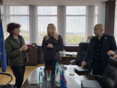 Млади доброволци на Българския младежки Червен кръст на обучение по първа помощ