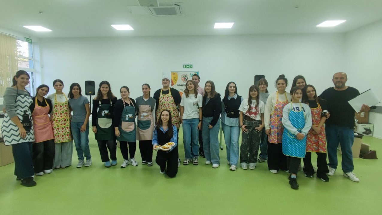 Млади участници в кулинарно състезание приготвят салати и плодови шишчета
