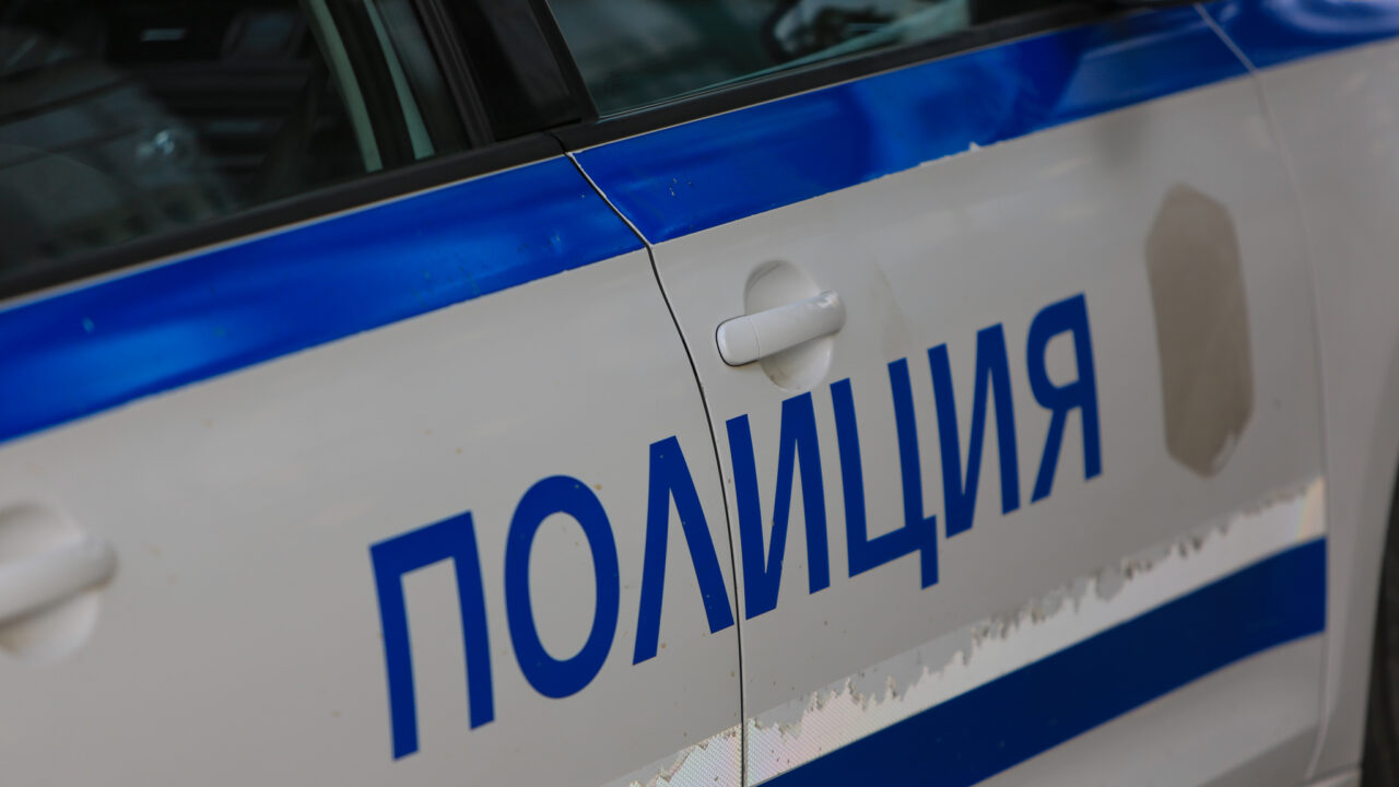 Полицейски автомобил на нощна проверка в Исперих