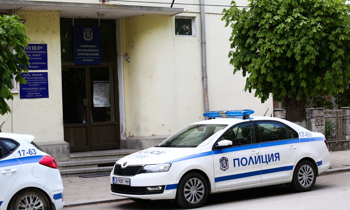 Полицейски автомобил в малък български град